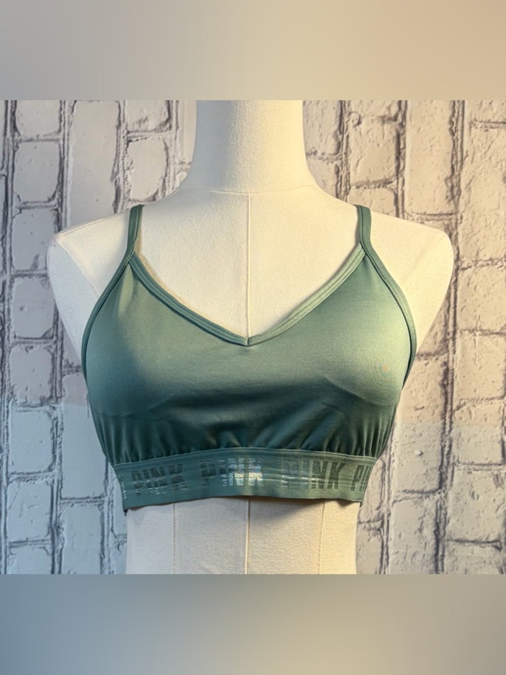 PINK Victoria's Secret Size :M V-Neck Seamless Sports Bra in Sage